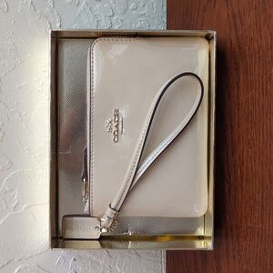 NEW Coach Platinum Patent Leather Corner Zip Wristlet